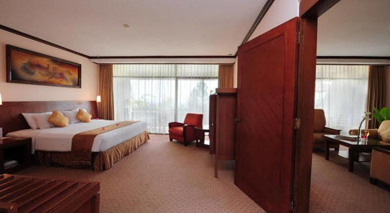 Patra Semarang Hotel & Convention Zewnętrze zdjęcie